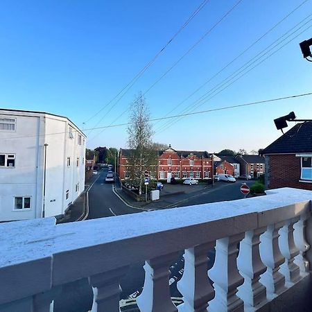 Bright, First Floor, One Bedroom Flat In Wimborne ウィンボーン・ミンスター エクステリア 写真