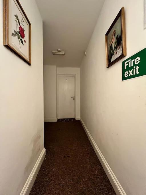 Bright, First Floor, One Bedroom Flat In Wimborne ウィンボーン・ミンスター エクステリア 写真