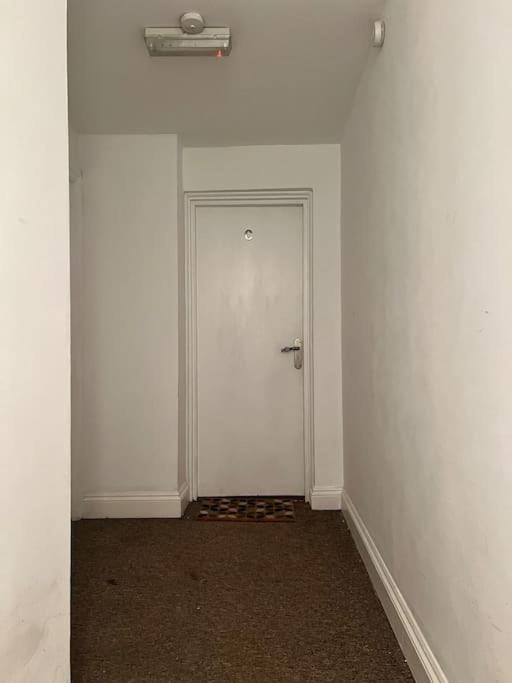 Bright, First Floor, One Bedroom Flat In Wimborne ウィンボーン・ミンスター エクステリア 写真