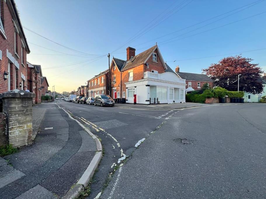 Bright, First Floor, One Bedroom Flat In Wimborne ウィンボーン・ミンスター エクステリア 写真