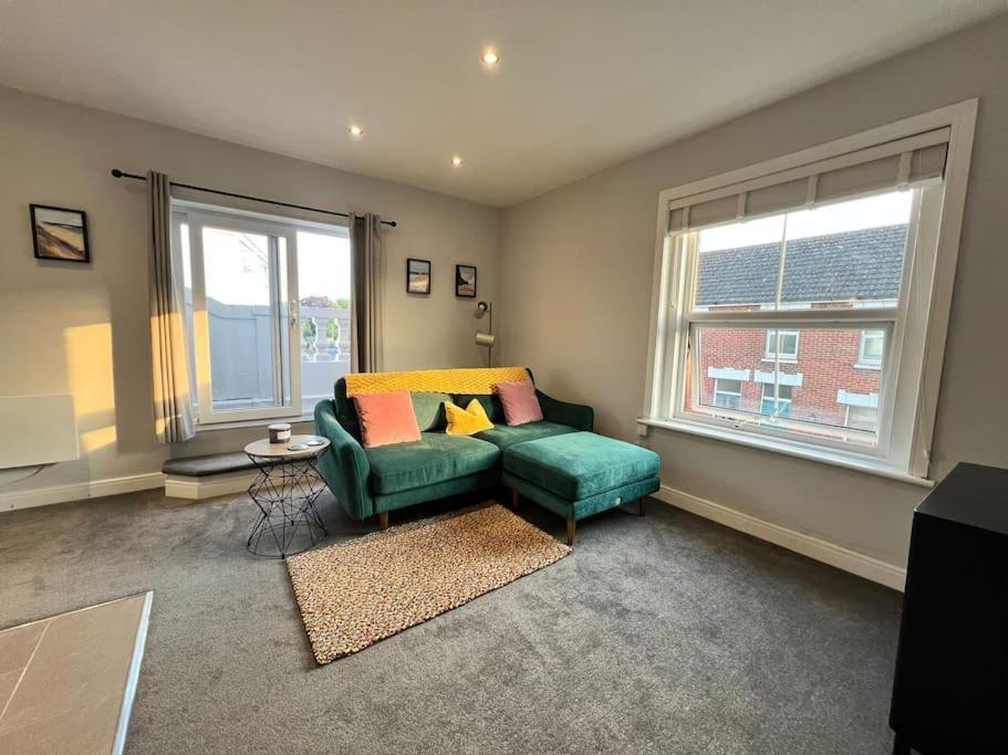 Bright, First Floor, One Bedroom Flat In Wimborne ウィンボーン・ミンスター エクステリア 写真