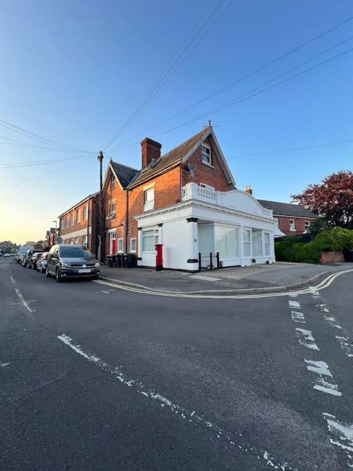 Bright, First Floor, One Bedroom Flat In Wimborne ウィンボーン・ミンスター エクステリア 写真