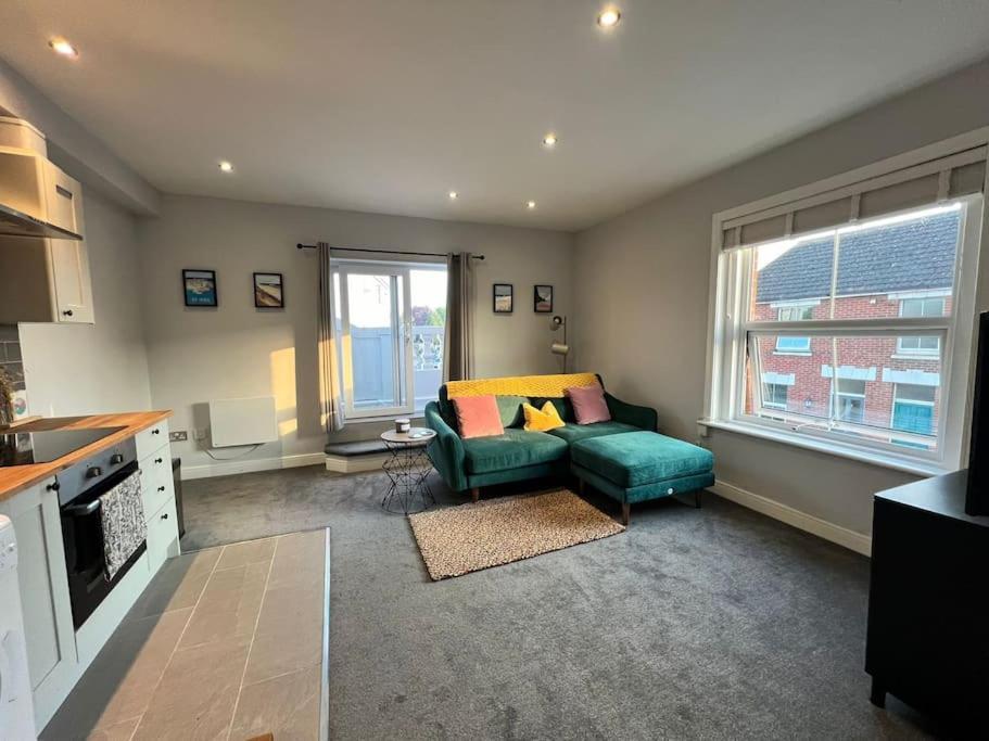 Bright, First Floor, One Bedroom Flat In Wimborne ウィンボーン・ミンスター エクステリア 写真